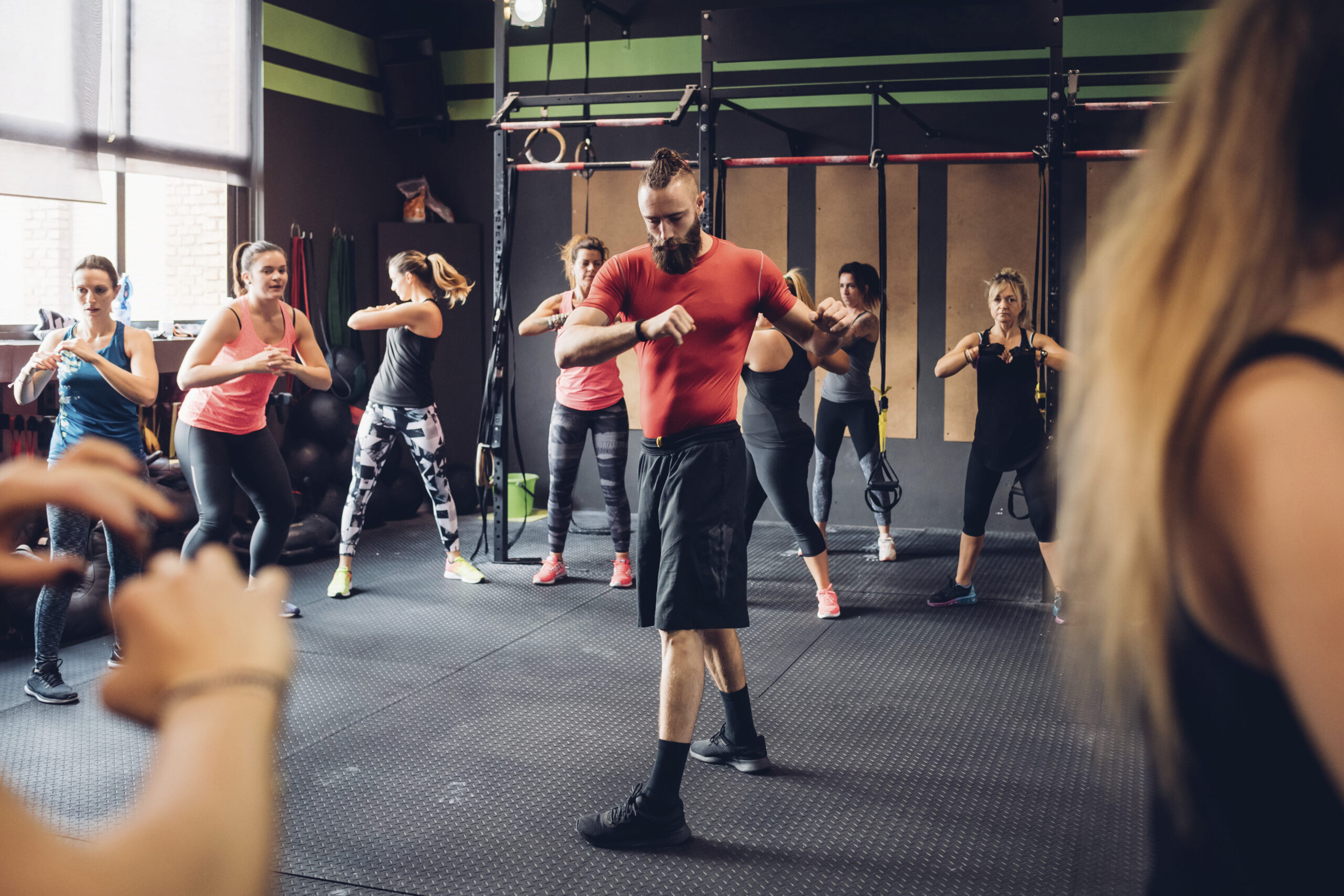 grop of people doing crossfit using best crossfit app